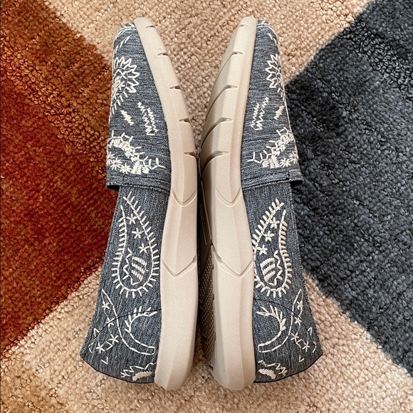 Cloudwalkers by Avenue, Gray with Ivory Embroidery Slip-On Shoes, Kirstie 11W - Picture 11 of 14